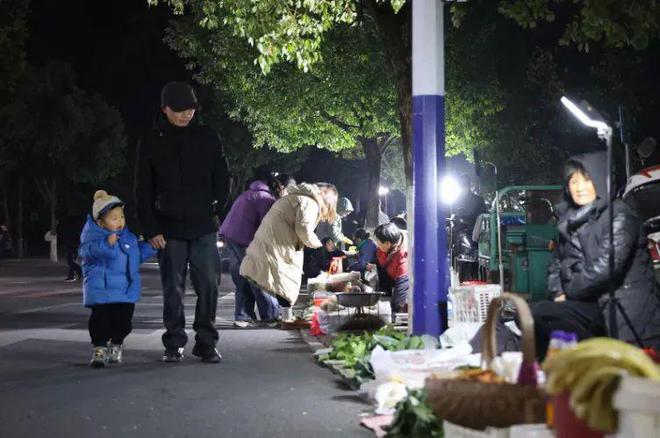 个县城创造罚款收入下降“奇迹”开元棋牌政府大楼旁可以摆摊这(图10)